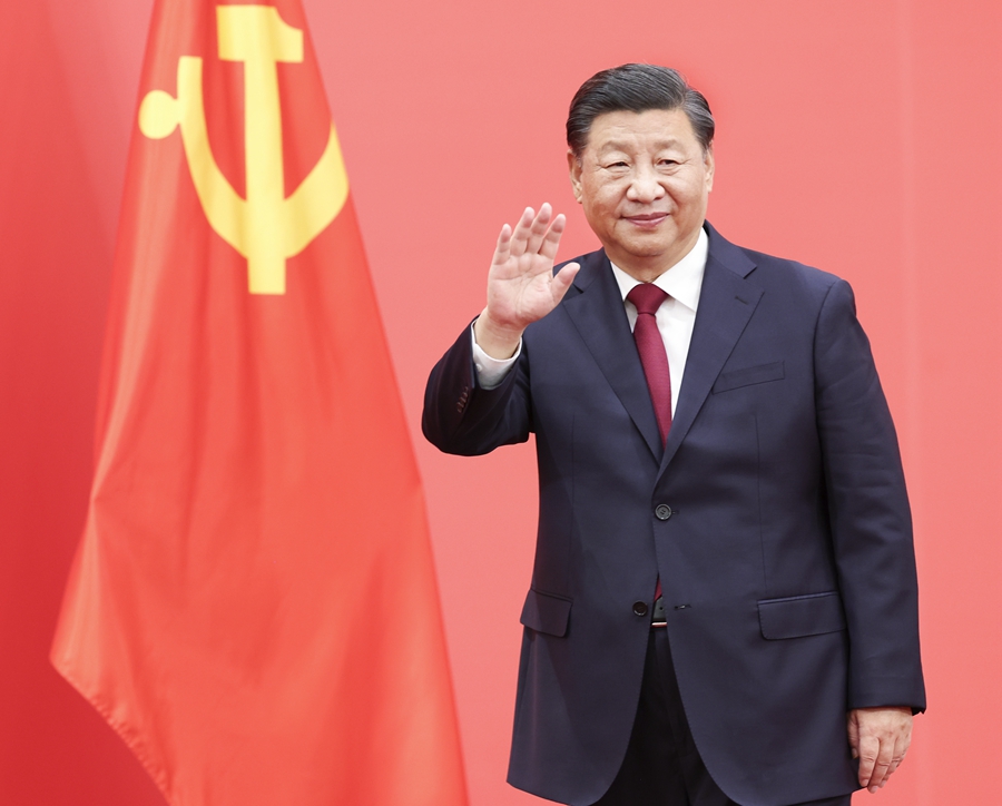 10月23日，剛剛在中國共產(chǎn)黨第二十屆中央委員會第一次全體會議上當選的中共中央總書記習(xí)近平和中共中央政治局常委李強、趙樂際、王滬寧、蔡奇、丁薛祥、李希在北京人民大會堂同采訪中共二十大的中外記者親切見面。這是習(xí)近平向在場的中外記者揮手致意。