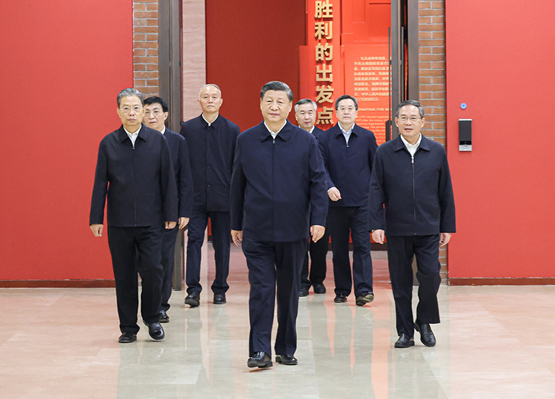 　　10月27日，中共中央總書記、國家主席、中央軍委主席習近平帶領(lǐng)中共中央政治局常委李強、趙樂際、王滬寧、蔡奇、丁薛祥、李希，瞻仰延安革命紀念地。這是習近平等在延安革命紀念館，參觀《偉大歷程——中共中央在延安十三年歷史陳列》。