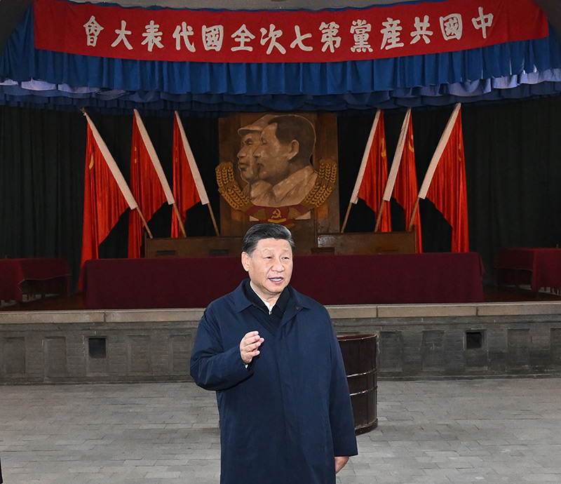 　　10月27日，中共中央總書記、國家主席、中央軍委主席習近平帶領(lǐng)中共中央政治局常委李強、趙樂際、王滬寧、蔡奇、丁薛祥、李希，瞻仰延安革命紀念地。這是習近平在楊家?guī)X瞻仰中共七大會址。