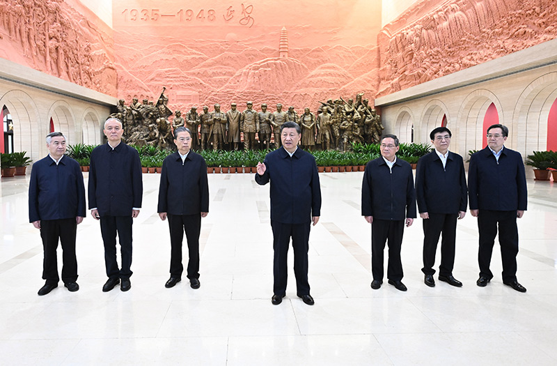 　　10月27日，中共中央總書記、國家主席、中央軍委主席習近平帶領(lǐng)中共中央政治局常委李強、趙樂際、王滬寧、蔡奇、丁薛祥、李希，瞻仰延安革命紀念地。這是習近平在延安革命紀念館參觀《偉大歷程——中共中央在延安十三年歷史陳列》結(jié)束時發(fā)表重要講話。