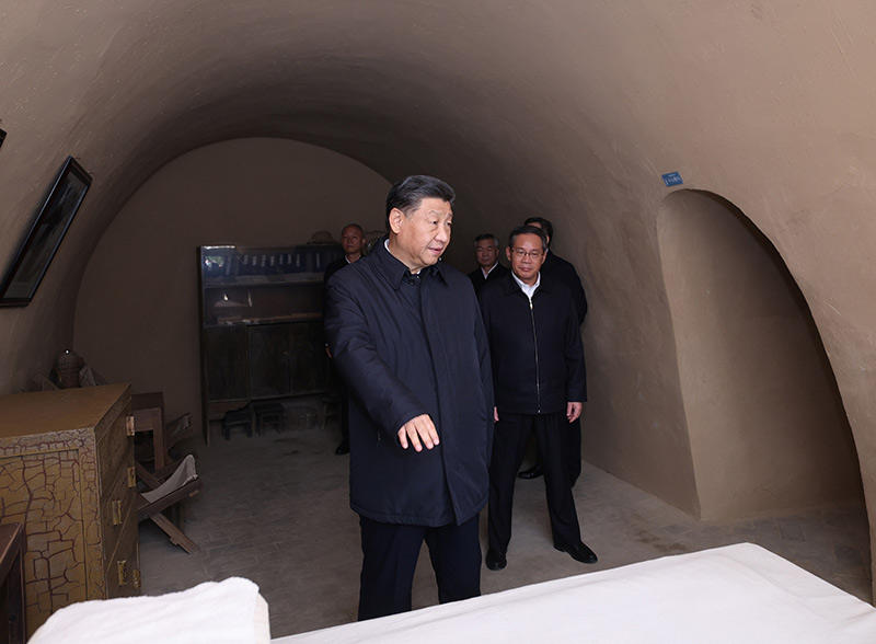 　　10月27日，中共中央總書記、國家主席、中央軍委主席習近平帶領(lǐng)中共中央政治局常委李強、趙樂際、王滬寧、蔡奇、丁薛祥、李希，瞻仰延安革命紀念地。這是習近平等在楊家?guī)X參觀毛澤東舊居。