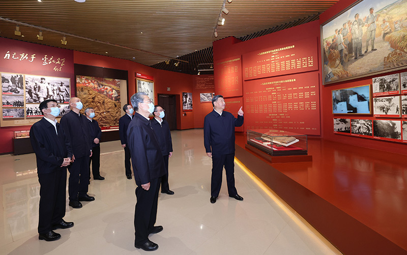 　　10月27日，中共中央總書記、國家主席、中央軍委主席習近平帶領(lǐng)中共中央政治局常委李強、趙樂際、王滬寧、蔡奇、丁薛祥、李希，瞻仰延安革命紀念地。這是習近平等在延安革命紀念館，參觀《偉大歷程——中共中央在延安十三年歷史陳列》。