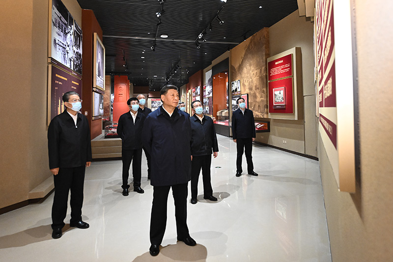 　　10月27日，中共中央總書記、國家主席、中央軍委主席習近平帶領(lǐng)中共中央政治局常委李強、趙樂際、王滬寧、蔡奇、丁薛祥、李希，瞻仰延安革命紀念地。這是習近平等在延安革命紀念館，參觀《偉大歷程——中共中央在延安十三年歷史陳列》。