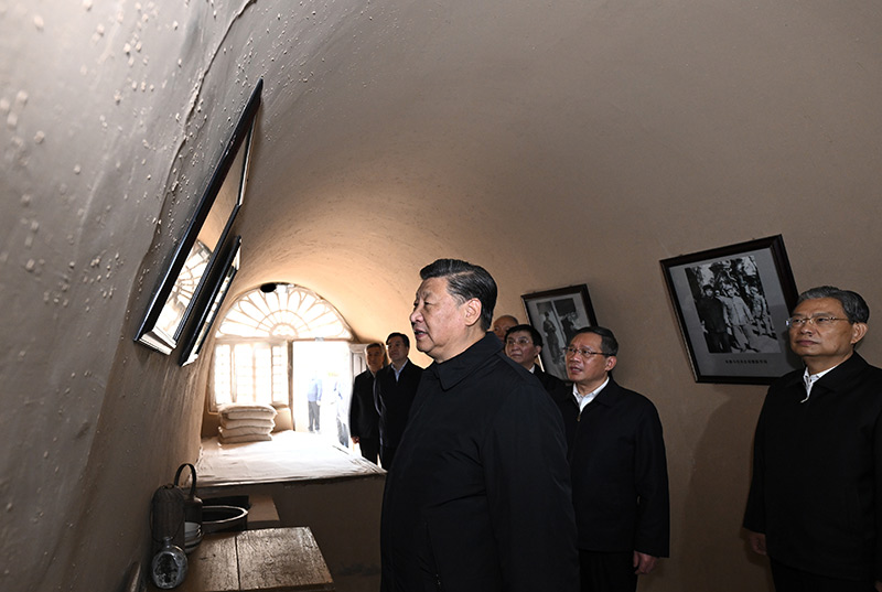 　　10月27日，中共中央總書記、國家主席、中央軍委主席習近平帶領(lǐng)中共中央政治局常委李強、趙樂際、王滬寧、蔡奇、丁薛祥、李希，瞻仰延安革命紀念地。這是習近平等在楊家?guī)X參觀朱德舊居。