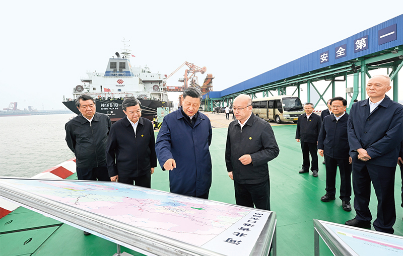 2023年5月11日至12日，中共中央總書記、國(guó)家主席、中央軍委主席習(xí)近平在河北考察，并主持召開深入推進(jìn)京津冀協(xié)同發(fā)展座談會(huì)。這是11日下午，習(xí)近平在滄州市黃驊港煤炭港區(qū)碼頭考察。 新華社記者 李學(xué)仁/攝