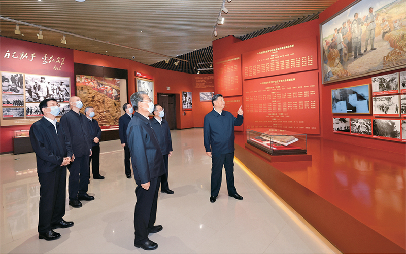 2022年10月27日，中共中央總書記、國(guó)家主席、中央軍委主席習(xí)近平帶領(lǐng)中共中央政治局常委李強(qiáng)、趙樂(lè)際、王滬寧、蔡奇、丁薛祥、李希，瞻仰延安革命紀(jì)念地。這是習(xí)近平等在延安革命紀(jì)念館，參觀《偉大歷程——中共中央在延安十三年歷史陳列》。 新華社記者 鞠鵬/攝